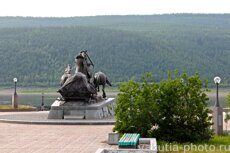 Скульптурная композиция "Тройка" в Ленске - памятник первопроходцам в Якутии